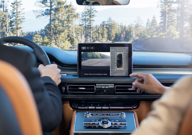 The available 360-Degree Camera shows a bird's-eye view of a Lincoln Aviator® SUV | Crossroads Lincoln of Southern Pines in Southern Pines NC